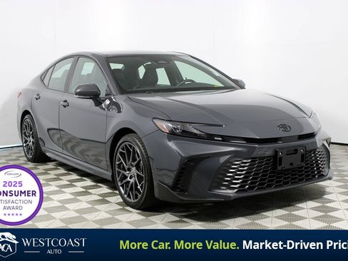 Used 2025 Toyota Camry SE FWD image 1