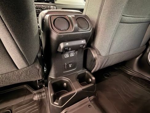 Used 2024 Jeep Wrangler Unlimited Sahara w/ Technology Group AWD/4WD image 21