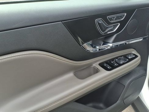 Certified 2023 Lincoln Corsair AWD w/ Rear Removable Package Tray image 5