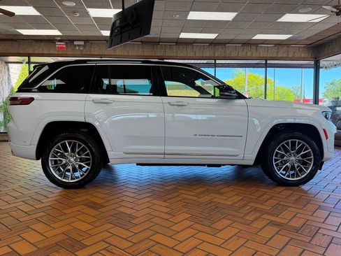 Used 2022 Jeep Grand Cherokee Summit w/ Luxury Tech Group V AWD/4WD image 9