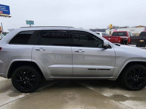 Used 2018 Jeep Grand Cherokee Altitude AWD/4WD image 7
