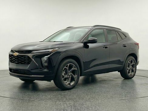 Used 2025 Chevrolet Trax LT image 3