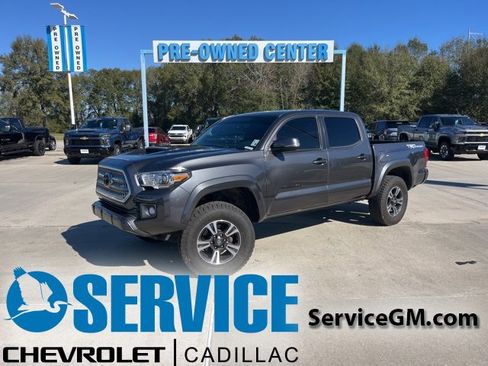Used 2017 Toyota Tacoma TRD Sport image 1