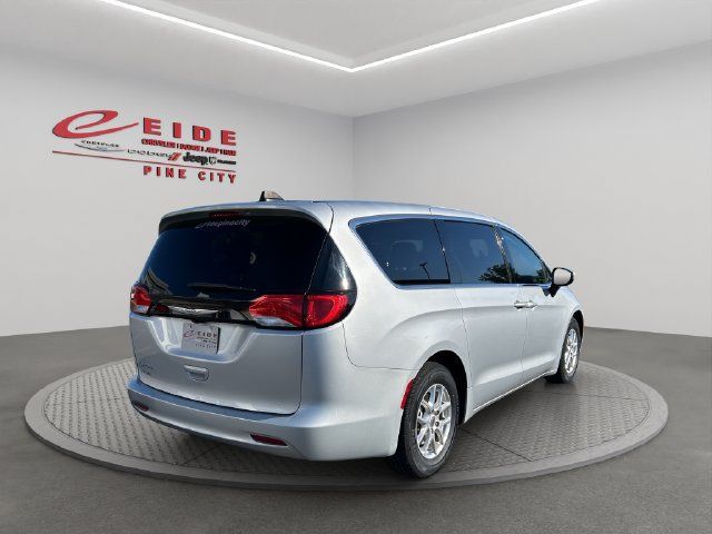 Used 2023 Chrysler Voyager LX FWD image 10