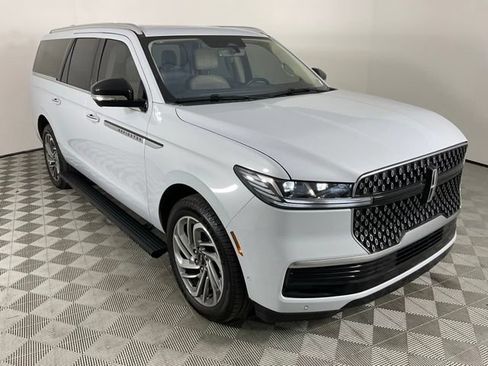 Used 2025 Lincoln Navigator L Reserve AWD/4WD image 13