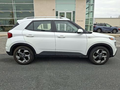Used 2022 Hyundai Venue SEL image 7