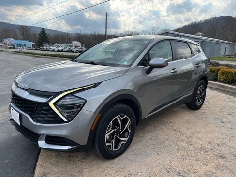 Used 2025 Kia Sportage LX image 3