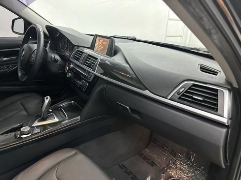 Used 2017 BMW 320i Sedan RWD image 30