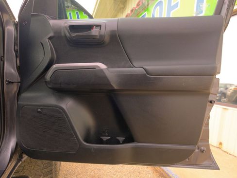 Used 2017 Toyota Tacoma TRD Off-Road image 14