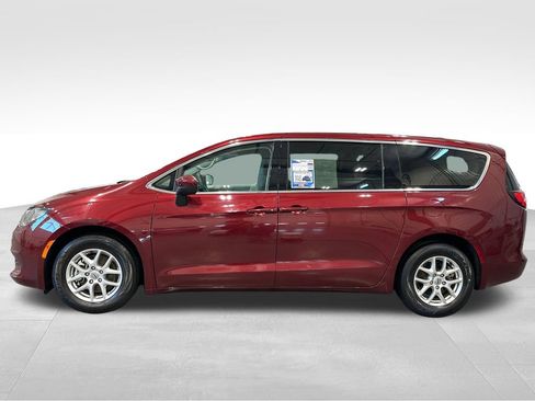 Used 2023 Chrysler Voyager LX FWD image 4