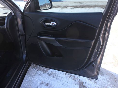 Used 2019 Jeep Cherokee Limited image 31