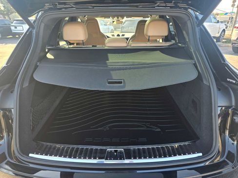 Used 2023 Porsche Cayenne Platinum Edition image 18