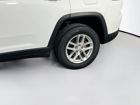 Used 2023 Jeep Grand Cherokee Laredo AWD/4WD image 28