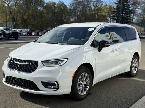 New 2026 Chrysler Pacifica Select image 5