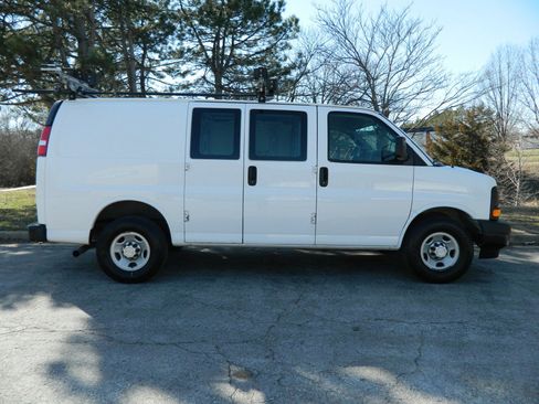 Used 2017 Chevrolet Express 2500 image 5
