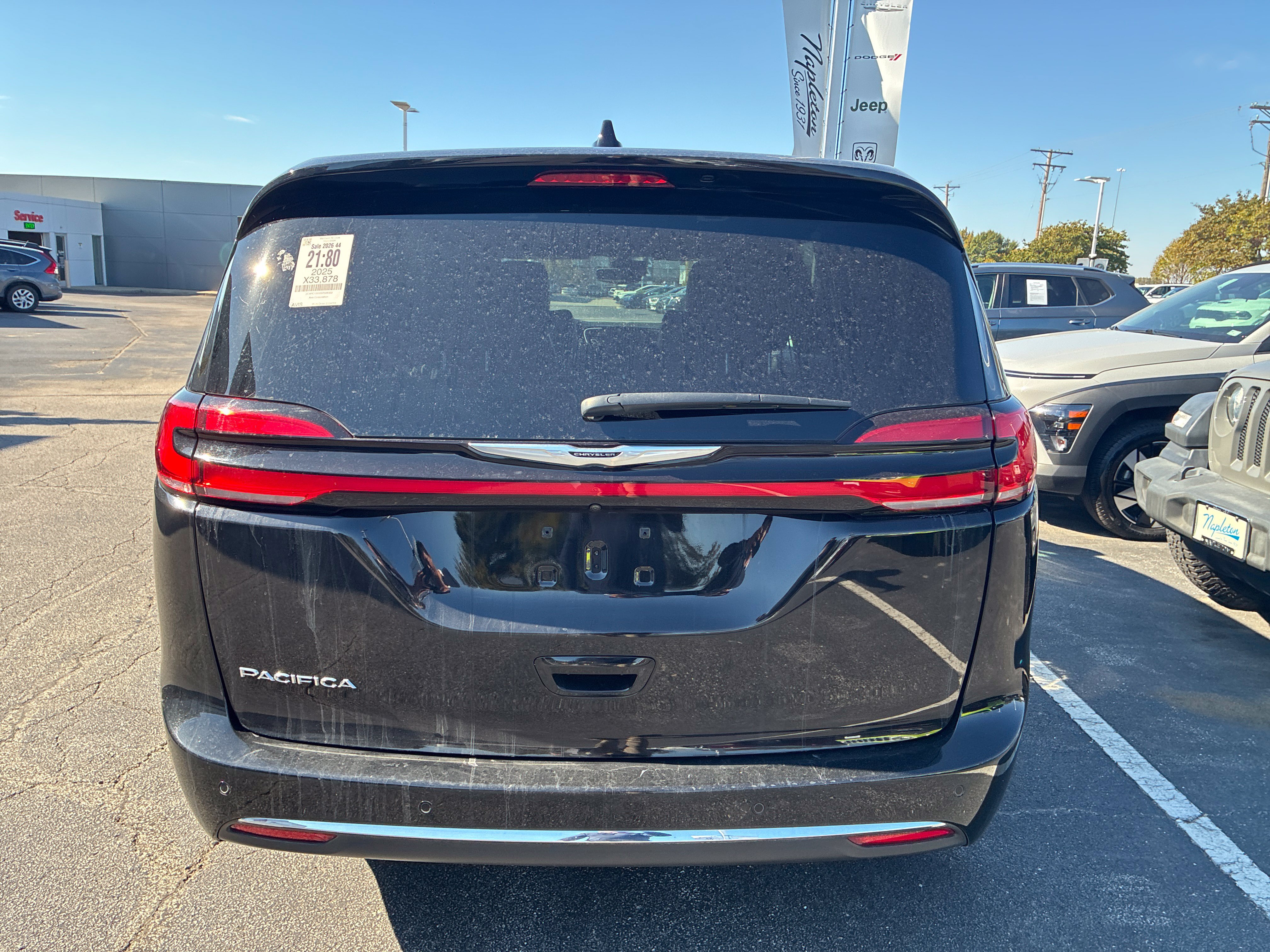 Used 2025 Chrysler Pacifica Select FWD image 4
