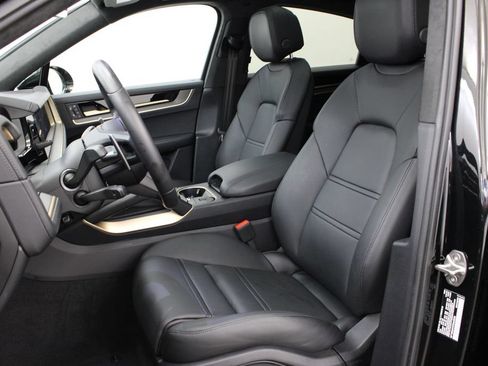 Used 2026 Porsche Cayenne GTS AWD/4WD image 5