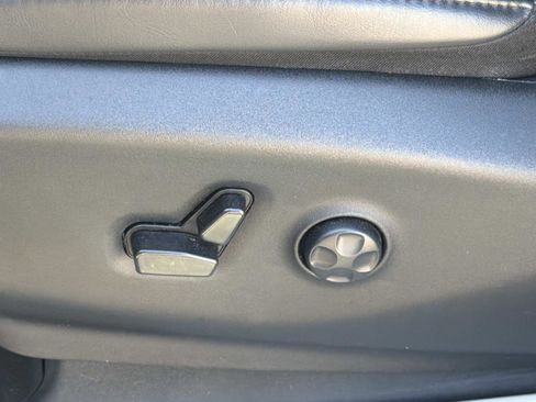 Used 2023 Chrysler Pacifica Touring-L image 18