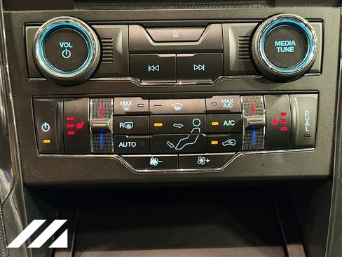 Used 2018 Ford Explorer XLT w/ Equipment Group 202A FWD image 18