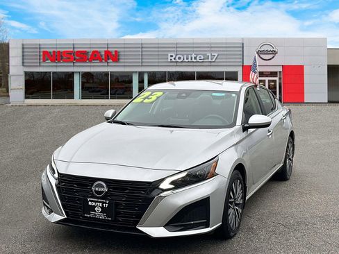 Used 2023 Nissan Altima 2.5 SV image 2