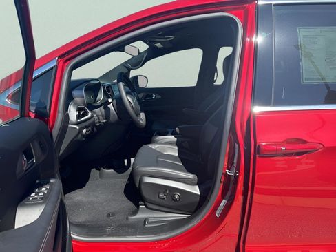 New 2026 Chrysler Pacifica Select image 9