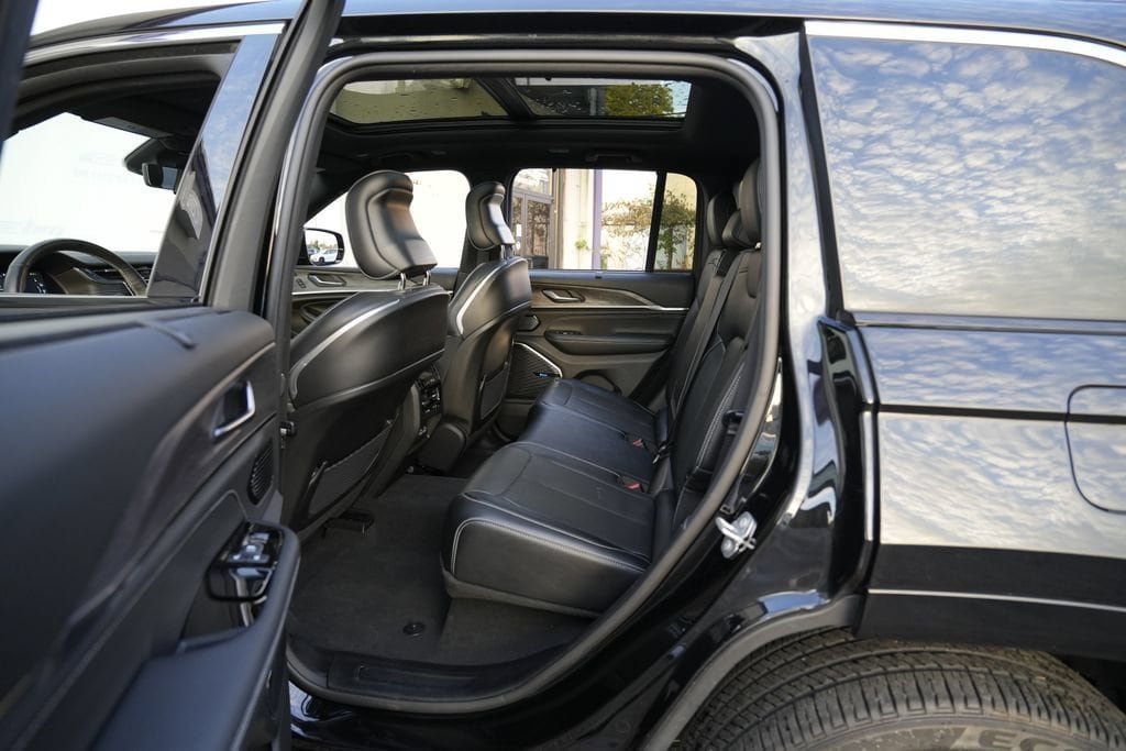 Used 2023 Jeep Grand Cherokee Overland w/ Advanced Protech Group III AWD/4WD image 27