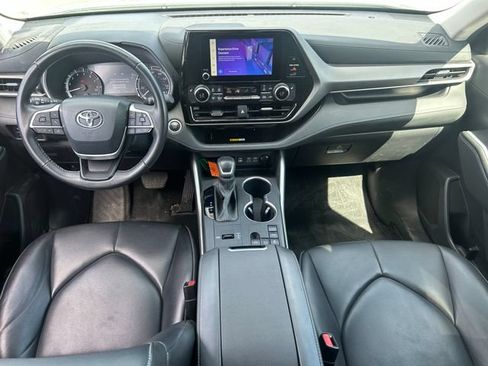 Used 2024 Toyota Highlander XLE FWD image 32
