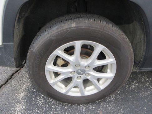 Used 2018 Jeep Cherokee Latitude image 9