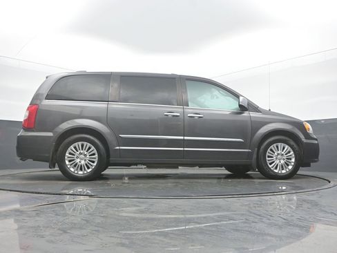 Used 2015 Chrysler Town & Country Limited image 52
