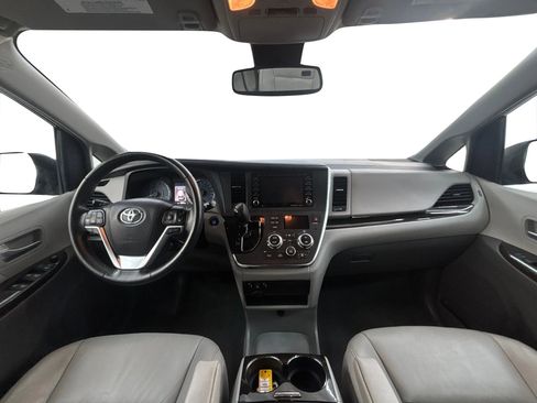 Used 2018 Toyota Sienna XLE w/ XLE Navigation Package AWD/4WD image 17