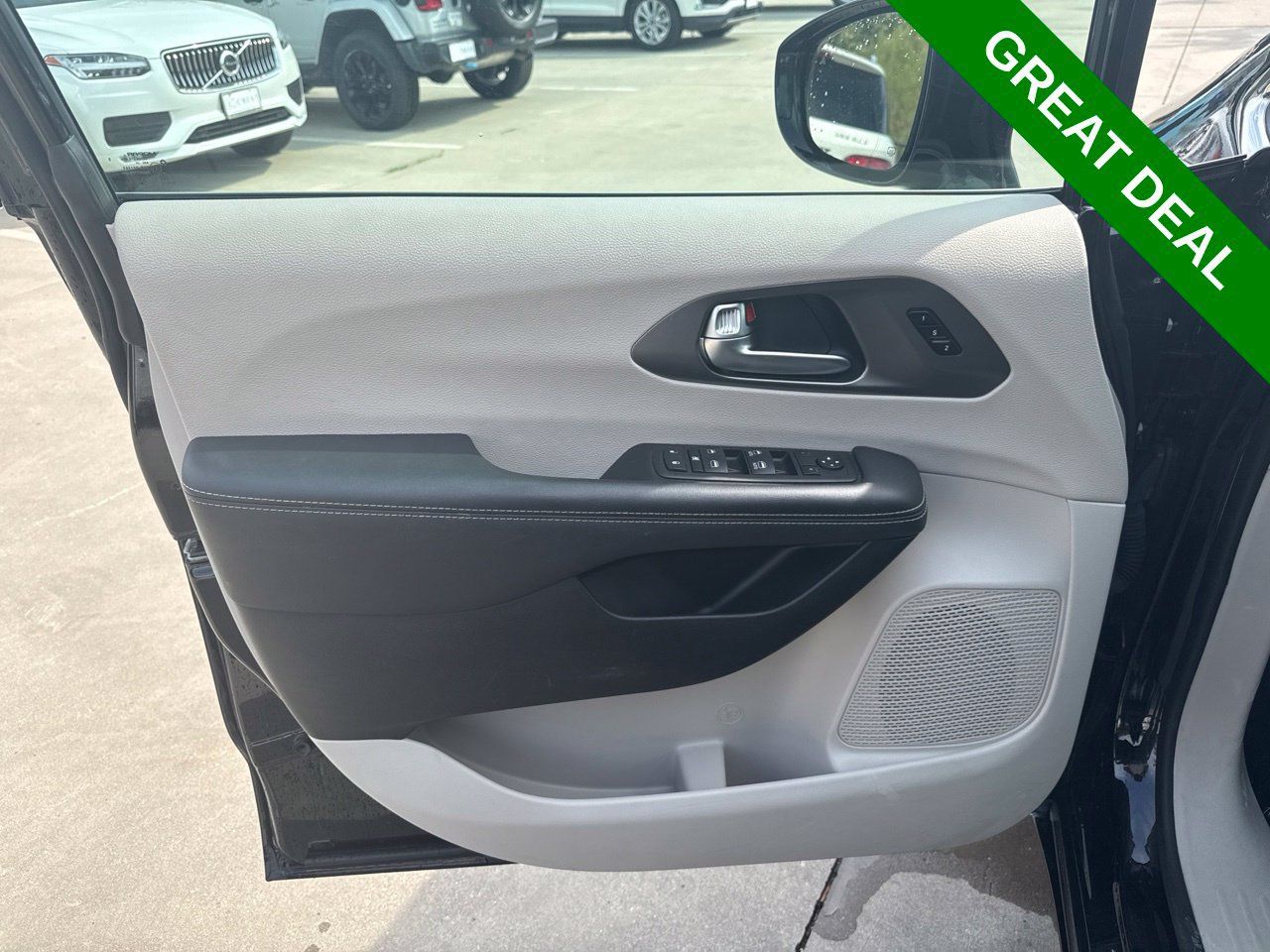 Used 2024 Chrysler Pacifica Touring-L FWD image 16