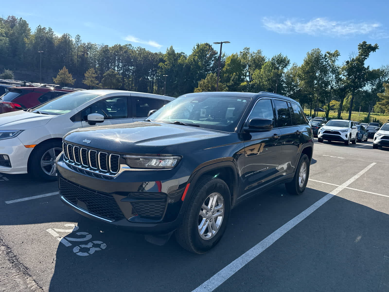 Used 2023 Jeep Grand Cherokee Laredo AWD/4WD image 6