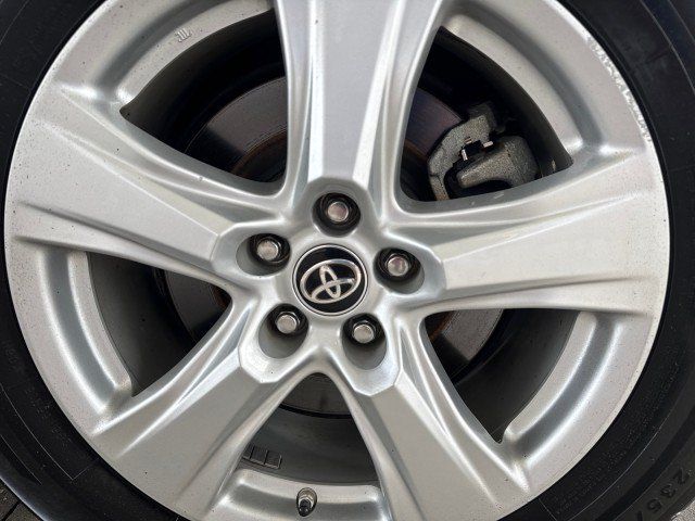 Used 2024 Toyota Highlander LE AWD/4WD image 5