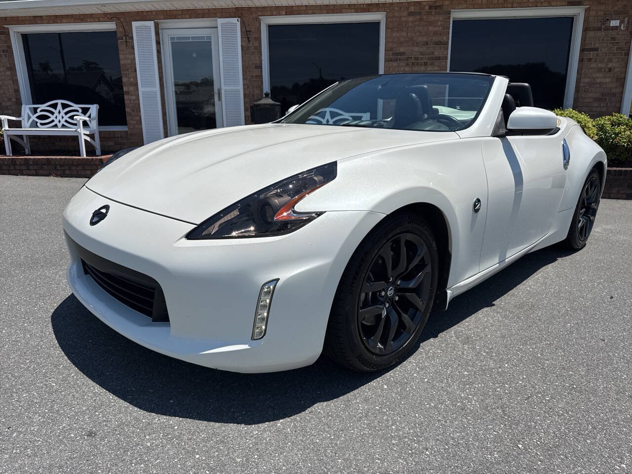 Used 2015 Nissan 370Z Touring RWD image 3