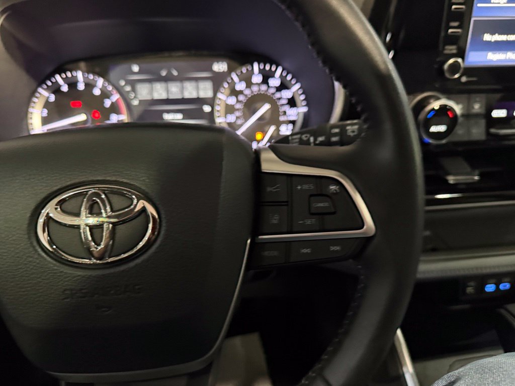 Used 2022 Toyota Highlander XLE AWD/4WD image 17