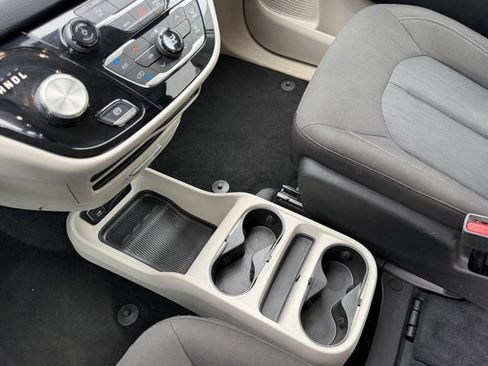Used 2023 Chrysler Voyager LX FWD image 7