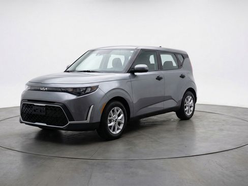 Used 2025 Kia Soul LX w/ LX Technology Package FWD image 3