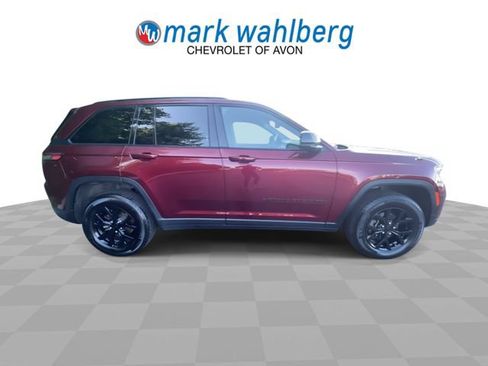 Used 2024 Jeep Grand Cherokee Altitude AWD/4WD image 9