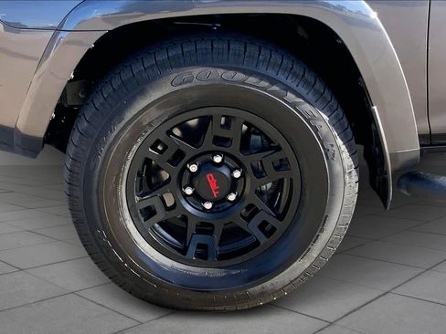 Used 2022 Toyota 4Runner SR5 Premium image 9