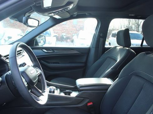 Used 2024 Jeep Grand Cherokee Laredo image 12