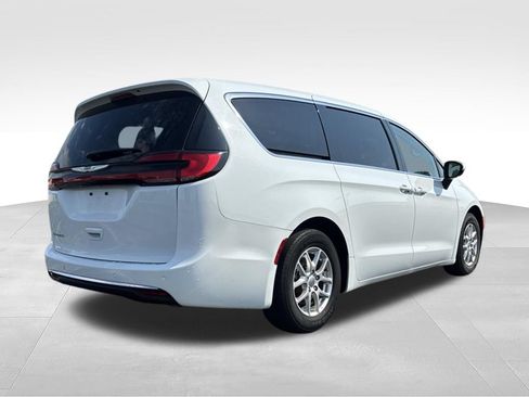 Used 2023 Chrysler Pacifica Touring-L FWD image 6
