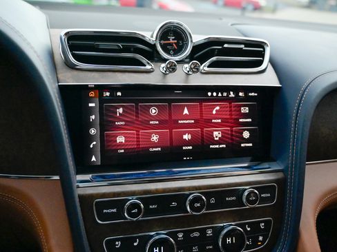 Used 2023 Bentley Bentayga image 27