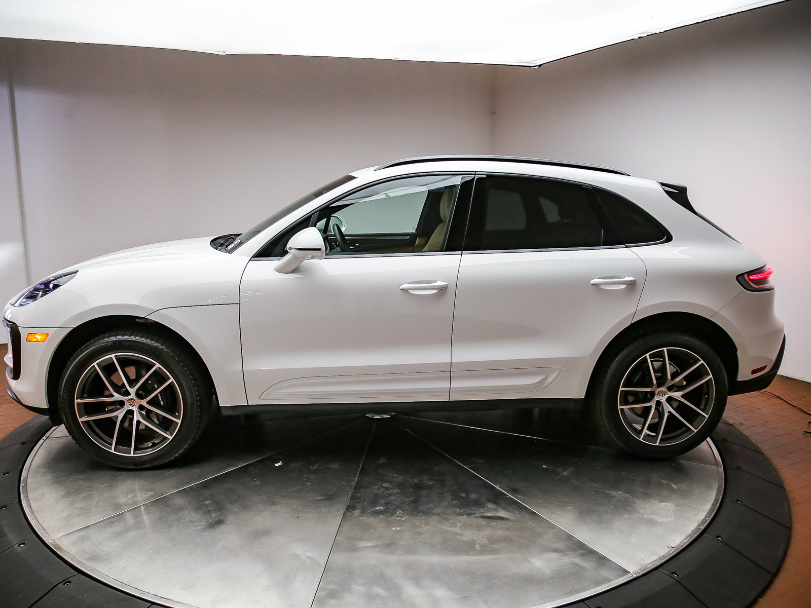 Certified 2026 Porsche Macan AWD/4WD image 2
