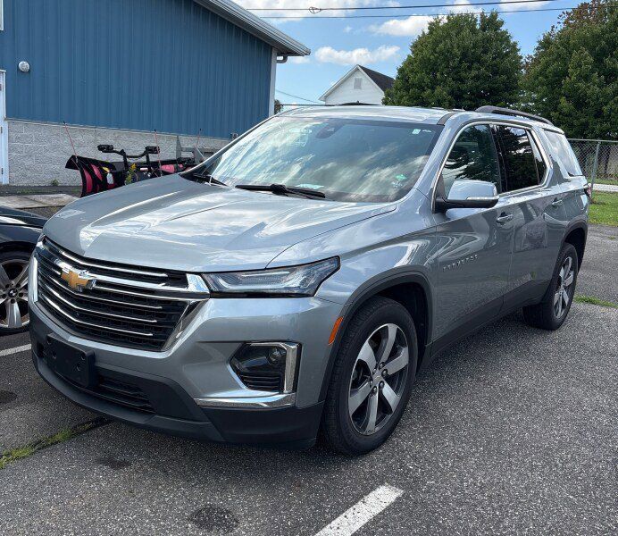 Used 2023 Chevrolet Traverse LT w/ LT Premium Package AWD/4WD image 2