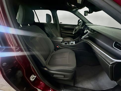 Used 2024 Jeep Grand Cherokee Laredo X image 29