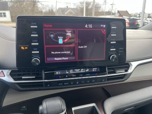 Used 2024 Toyota Sienna XLE image 18