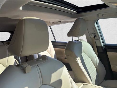 Used 2023 Toyota Highlander XLE image 25