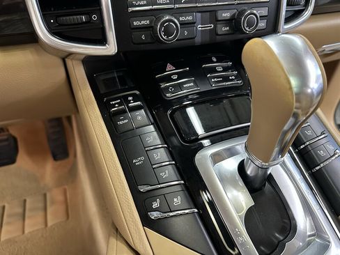 Used 2013 Porsche Cayenne Diesel AWD/4WD image 19
