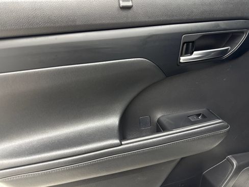 Used 2021 Toyota Highlander XLE FWD image 40