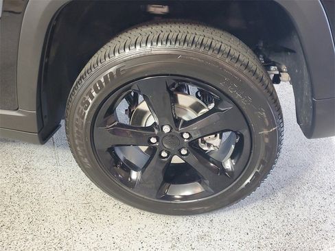 New 2025 Jeep Grand Cherokee Altitude image 9